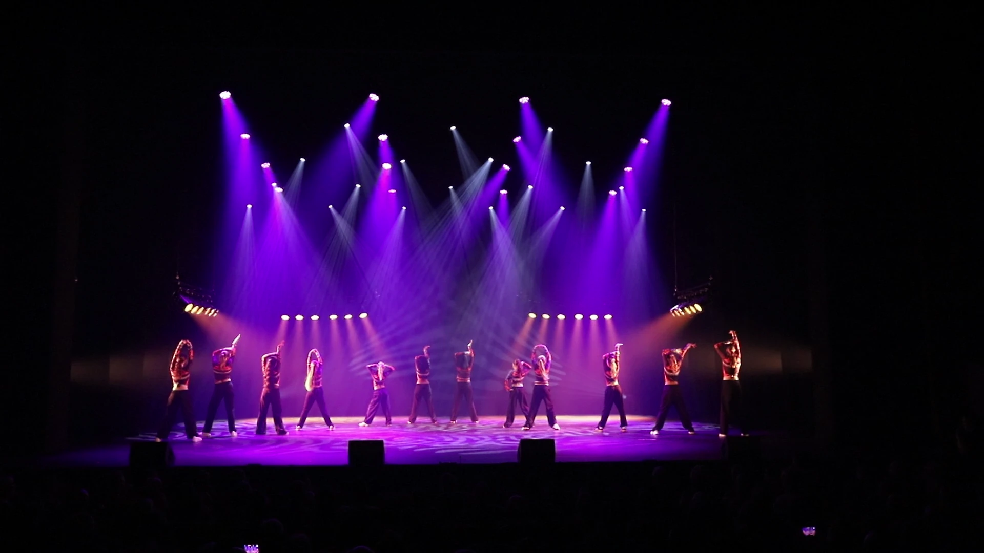 Beeld uit het optreden Dancehall Kids tijdens The Magic of Dance