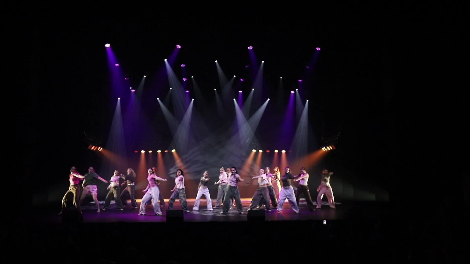 Beeld uit het optreden Commercial 15+ tijdens The Magic of Dance