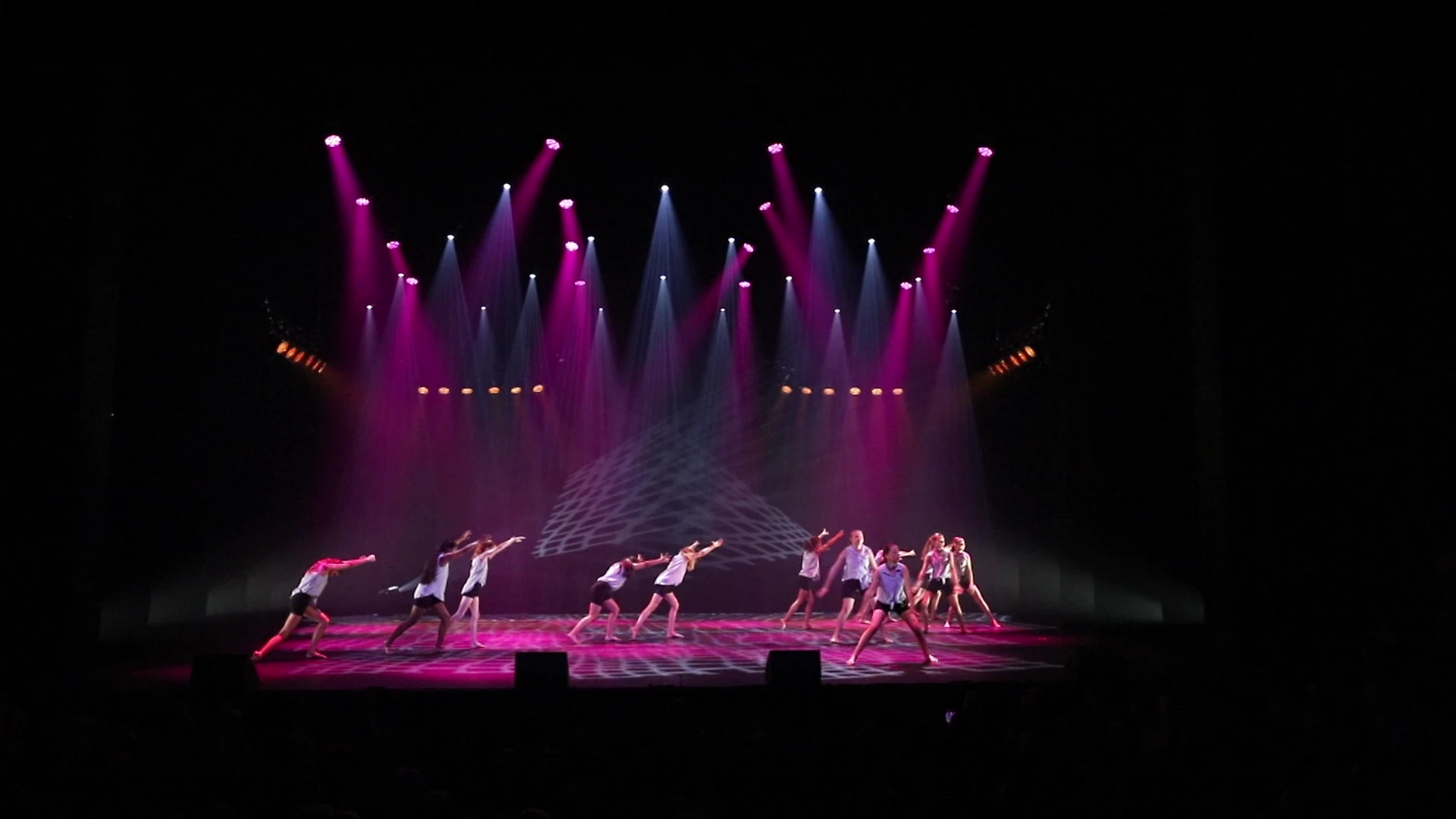 Beeld uit het optreden JazzModern 9-13 jaar tijdens The Magic of Dance