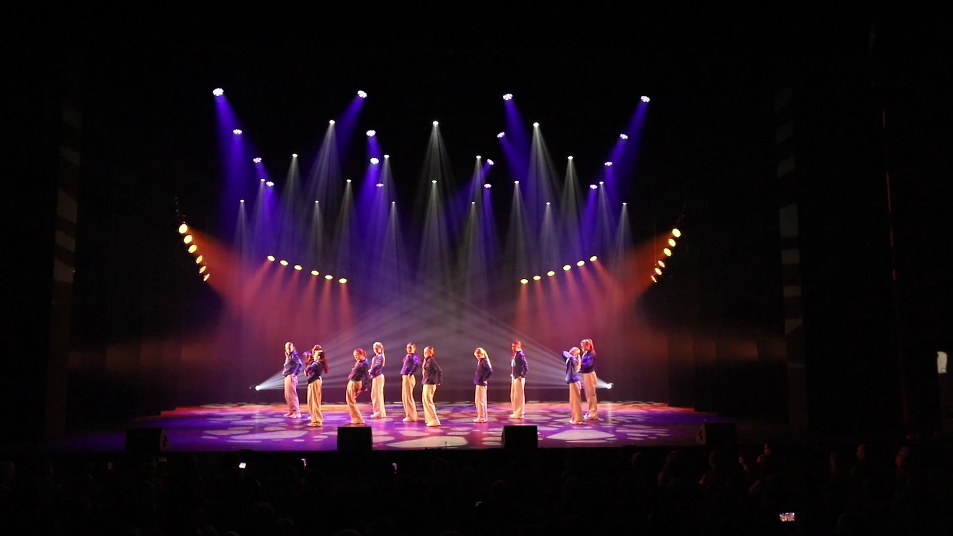 Beeld uit het optreden Demoteam klein tijdens The Magic of Dance