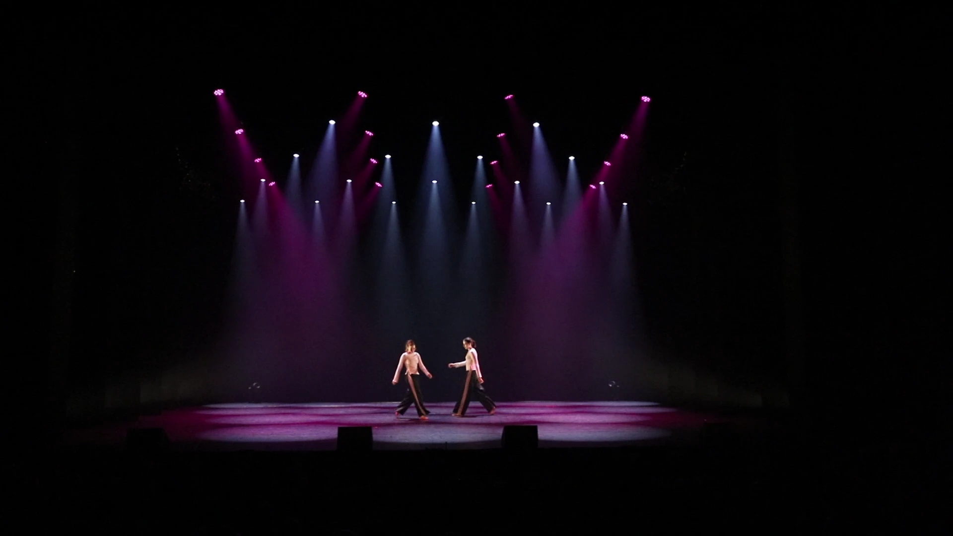 Beeld uit het optreden Duo Amy & Elin tijdens The Magic of Dance