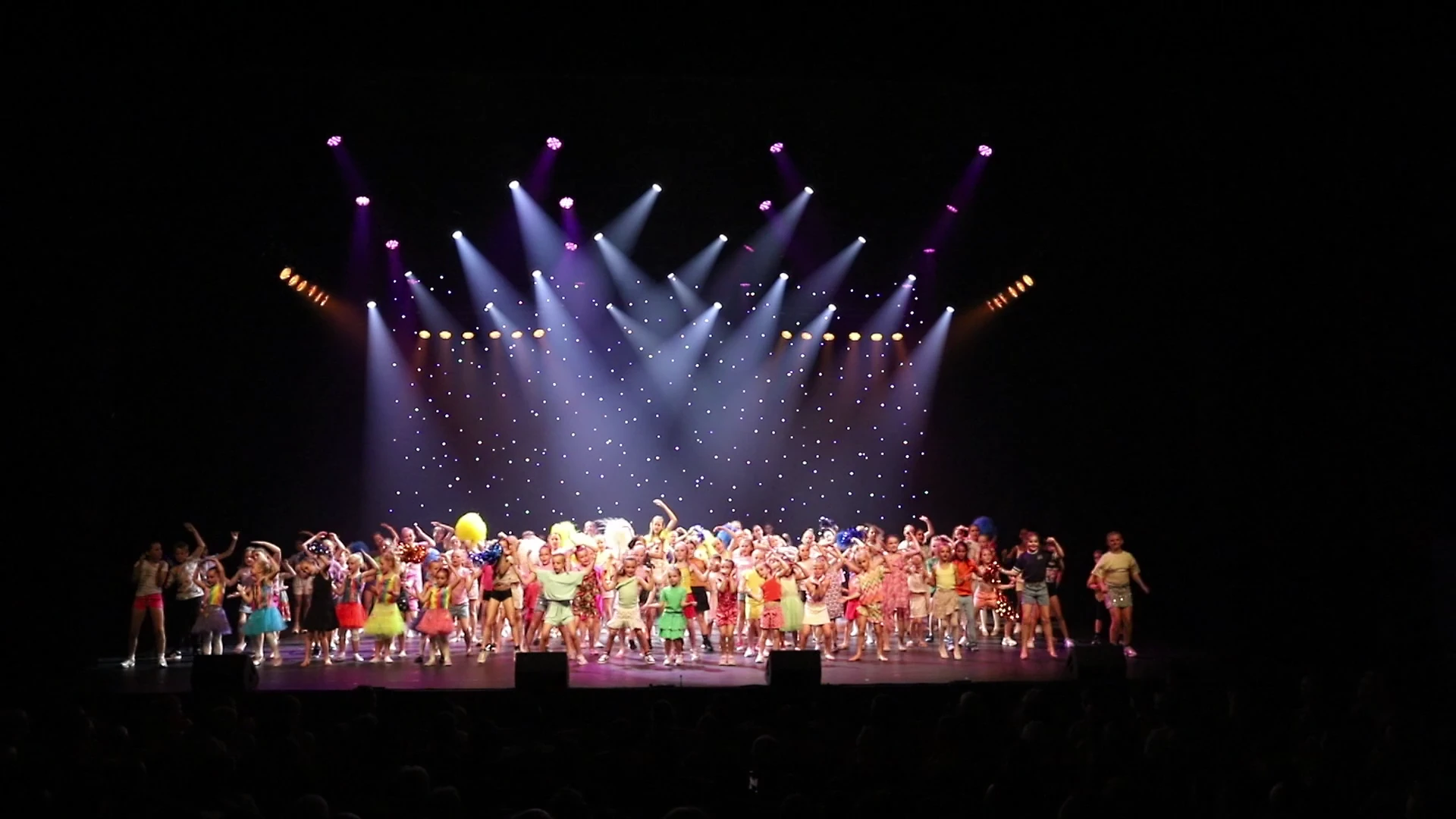 Beeld uit het optreden Kinderen voor Kinderen groepsdans tijdens The Magic of Dance