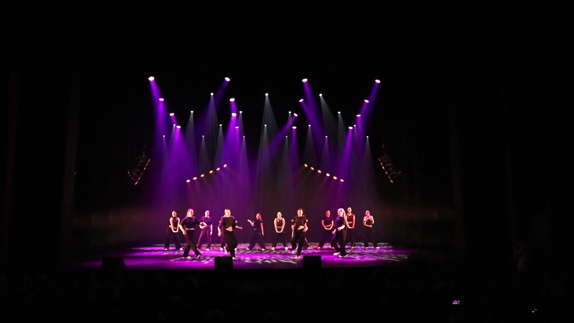 Beeld uit het optreden Dancehall Gezamenlijk tijdens The Magic of Dance