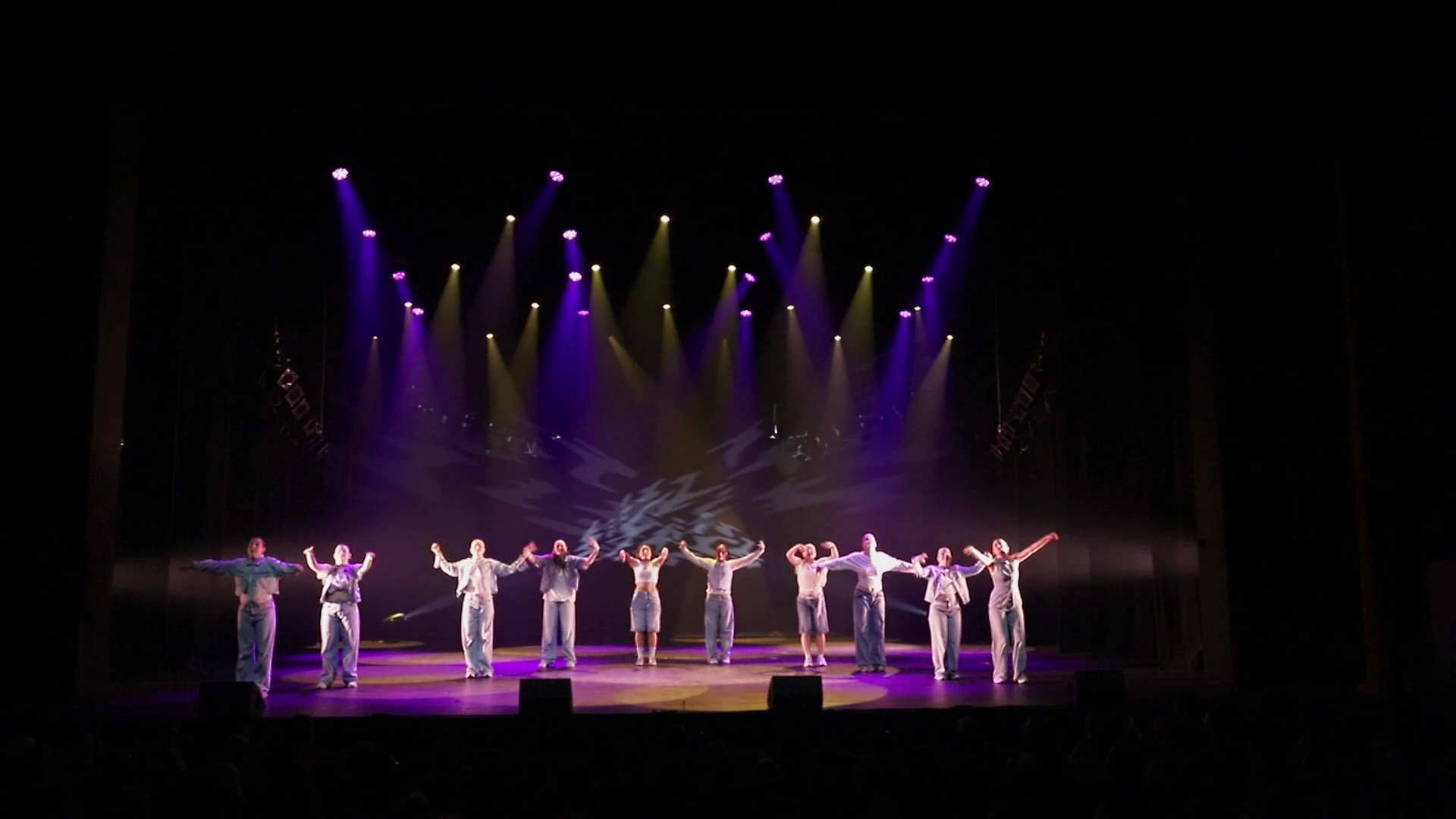 Beeld uit het optreden Demoteam groot tijdens The Magic of Dance