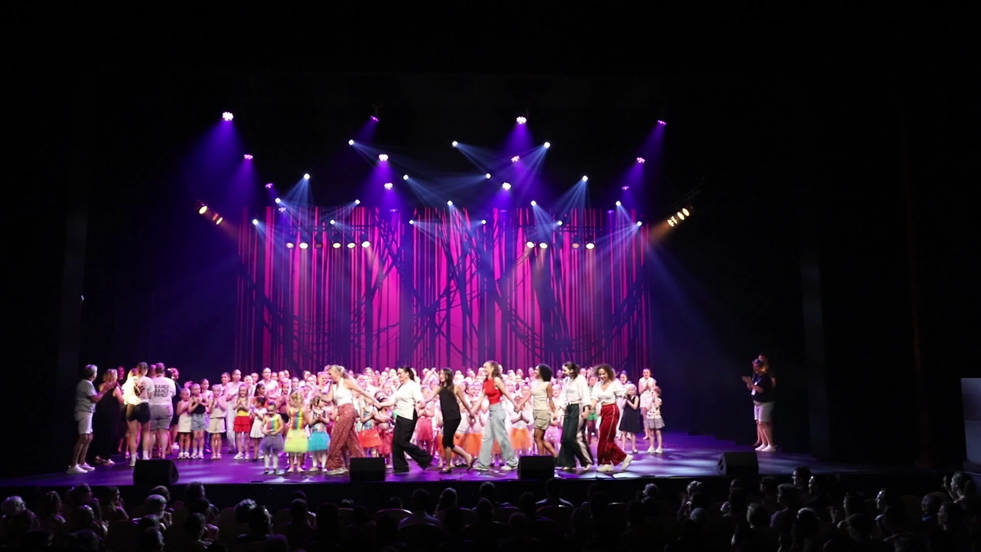 Beeld uit het optreden Buigen tijdens The Magic of Dance
