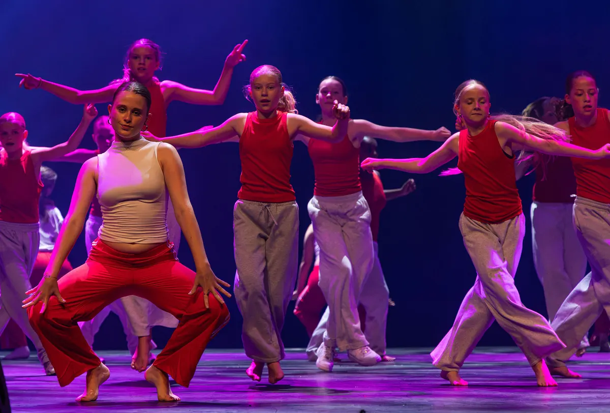 Leerlingen van Dansstudio Maaike dansen Demoteam Gezamenlijk tijdens de eindvoorstelling The Magic of Dance in het Zaantheater