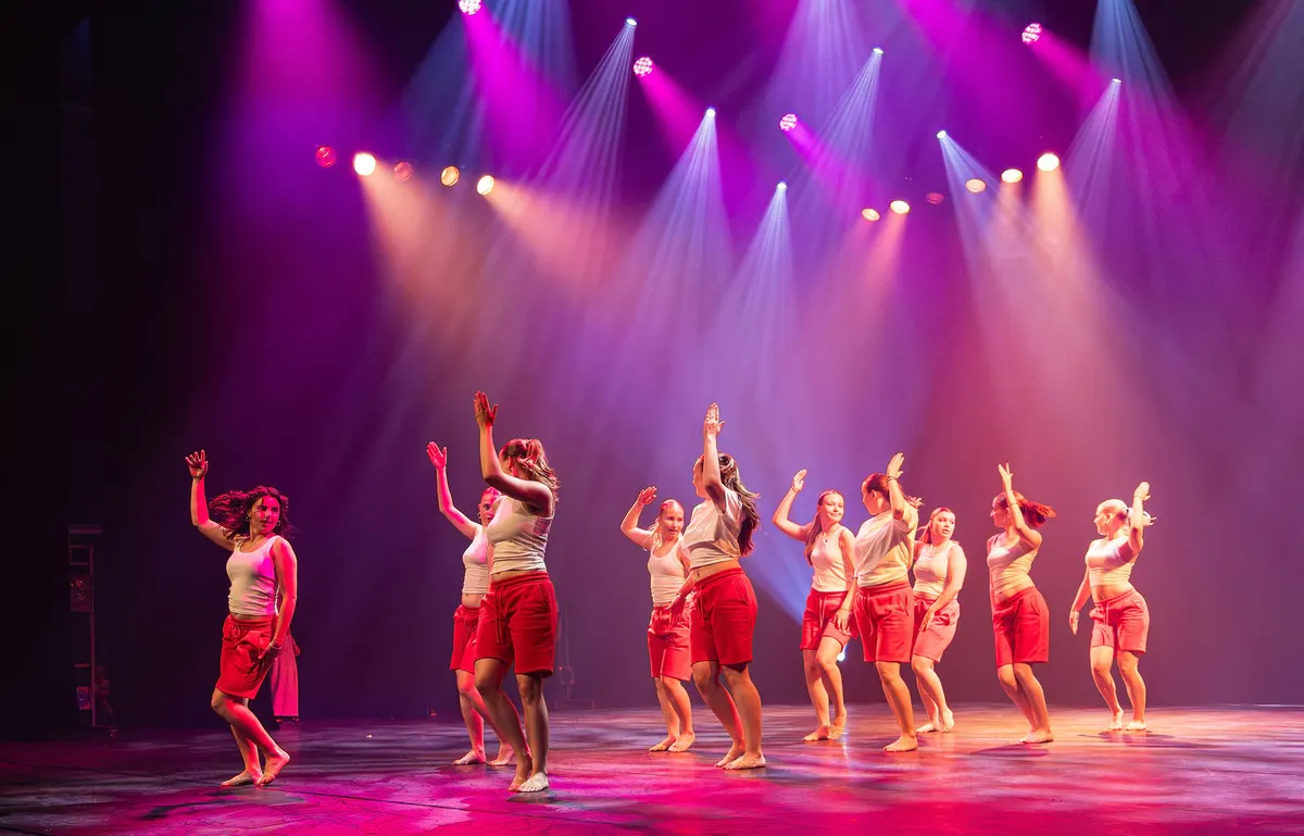 Leerlingen van Dansstudio Maaike dansen Demoteam Gezamenlijk tijdens de eindvoorstelling The Magic of Dance in het Zaantheater