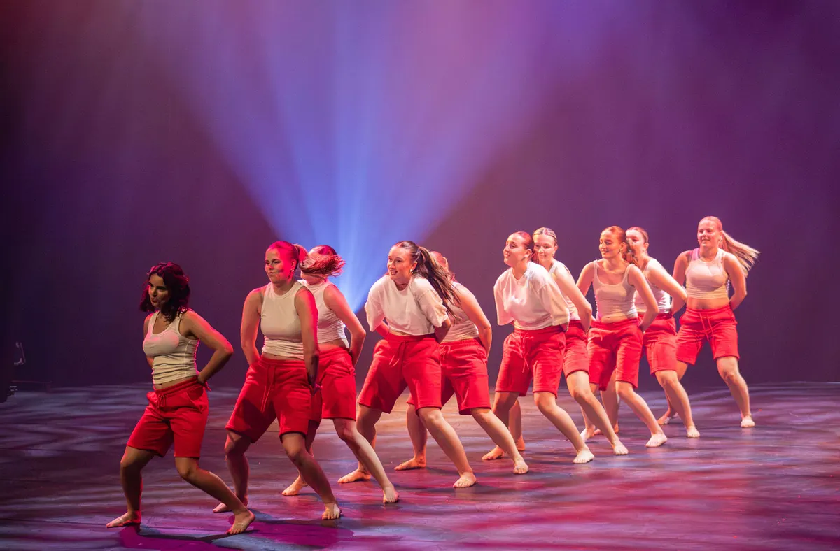 Leerlingen van Dansstudio Maaike dansen Demoteam Gezamenlijk tijdens de eindvoorstelling The Magic of Dance in het Zaantheater