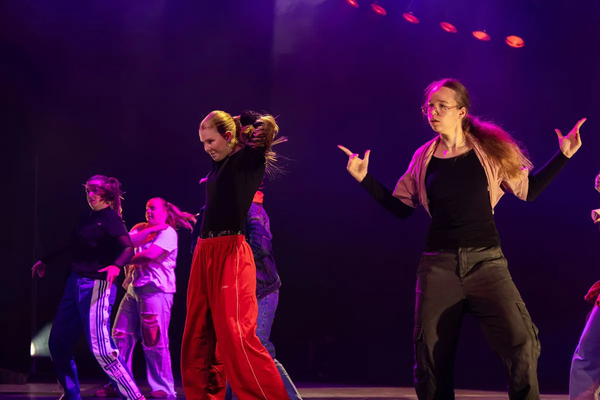 Leerlingen van Dansstudio Maaike dansen HipHop 16+ tijdens de eindvoorstelling The Magic of Dance in het Zaantheater