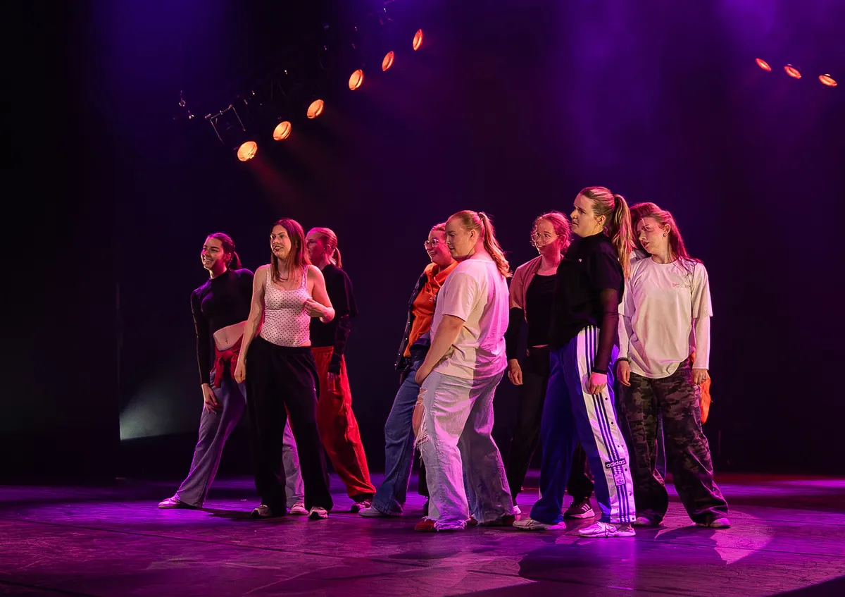 Leerlingen van Dansstudio Maaike dansen HipHop 16+ tijdens de eindvoorstelling The Magic of Dance in het Zaantheater