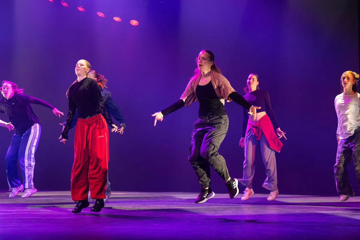 Leerlingen van Dansstudio Maaike dansen HipHop 16+ tijdens de eindvoorstelling The Magic of Dance in het Zaantheater