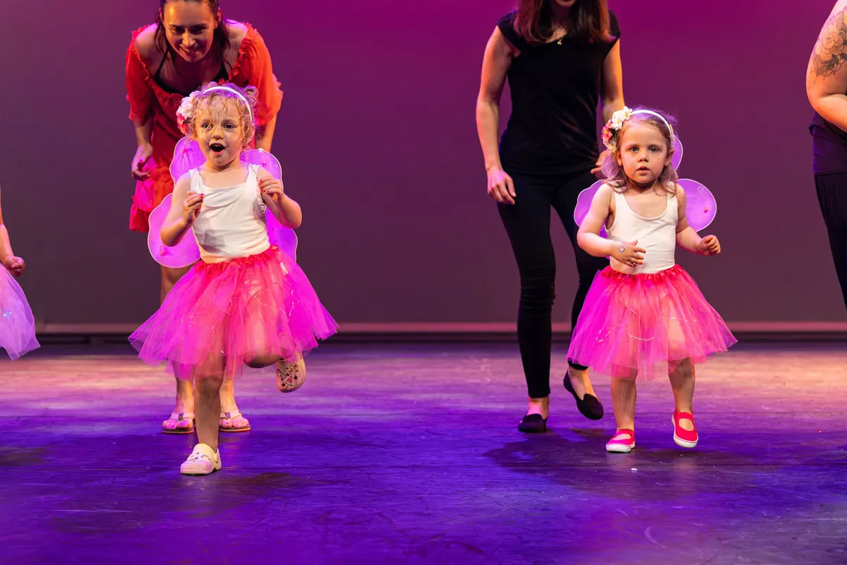Leerlingen van Dansstudio Maaike dansen Peuterdans tijdens de eindvoorstelling The Magic of Dance in het Zaantheater