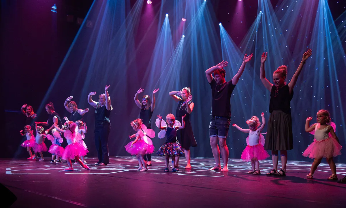 Leerlingen van Dansstudio Maaike dansen Peuterdans tijdens de eindvoorstelling The Magic of Dance in het Zaantheater