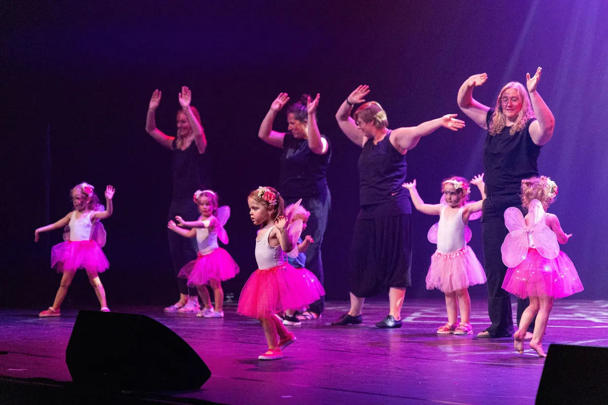 Leerlingen van Dansstudio Maaike dansen Peuterdans tijdens de eindvoorstelling The Magic of Dance in het Zaantheater