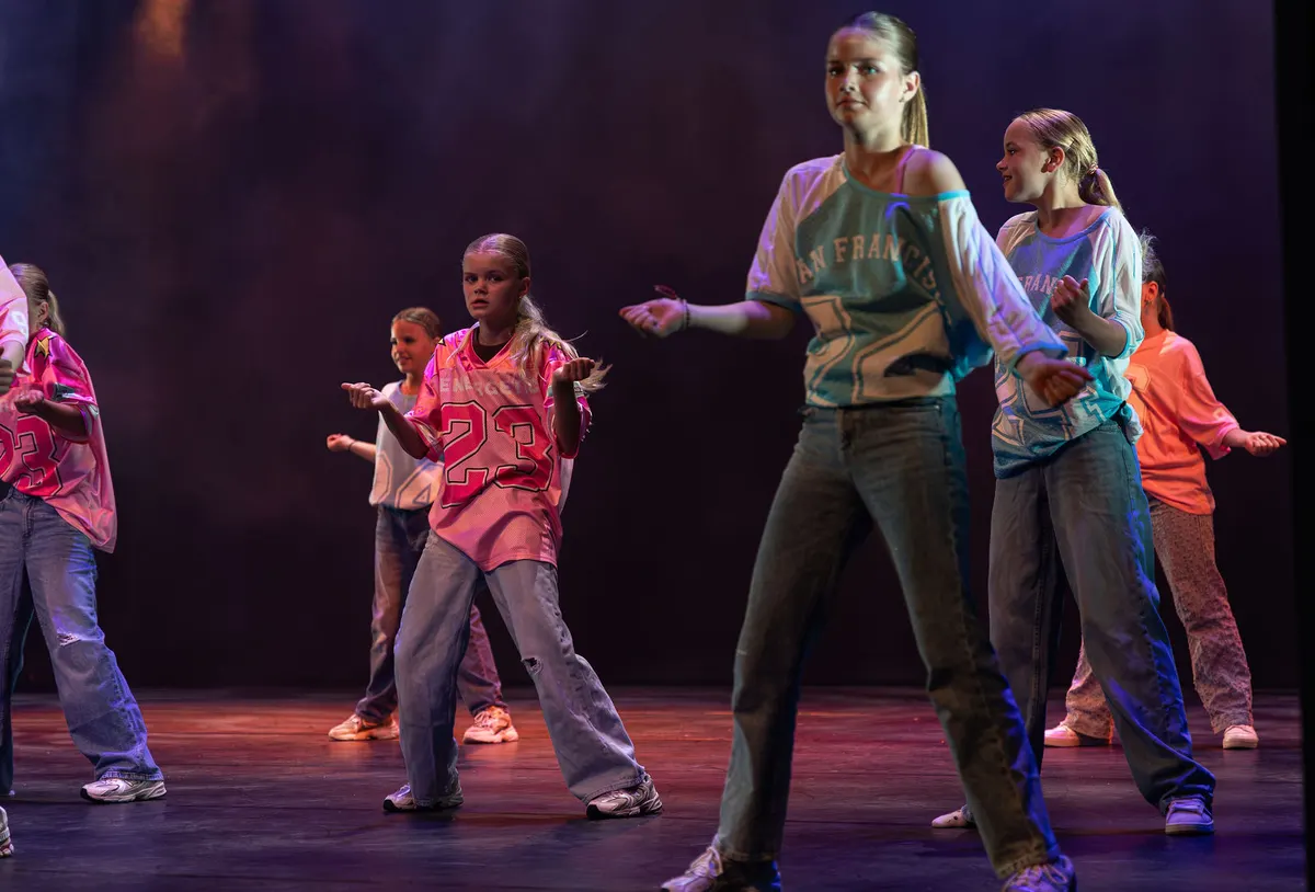 Leerlingen van Dansstudio Maaike dansen HipHop 9-12 jaar tijdens de eindvoorstelling The Magic of Dance in het Zaantheater