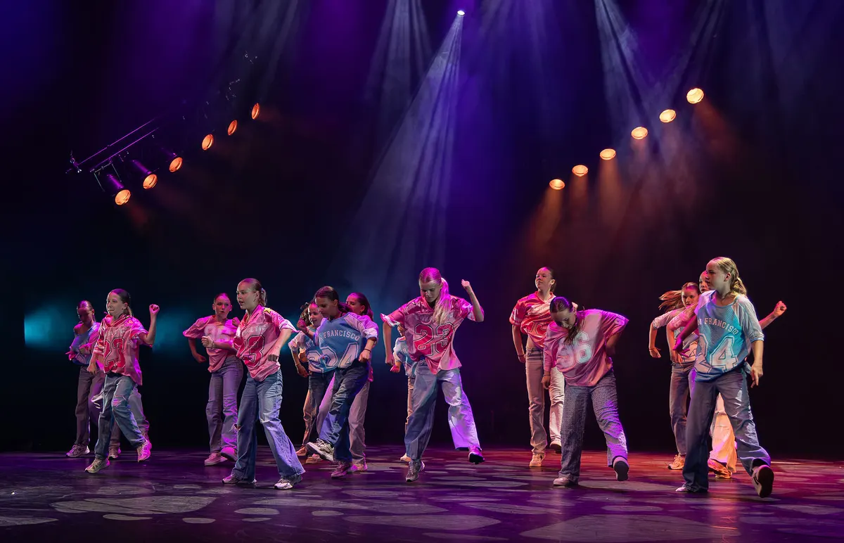 Leerlingen van Dansstudio Maaike dansen HipHop 9-12 jaar tijdens de eindvoorstelling The Magic of Dance in het Zaantheater
