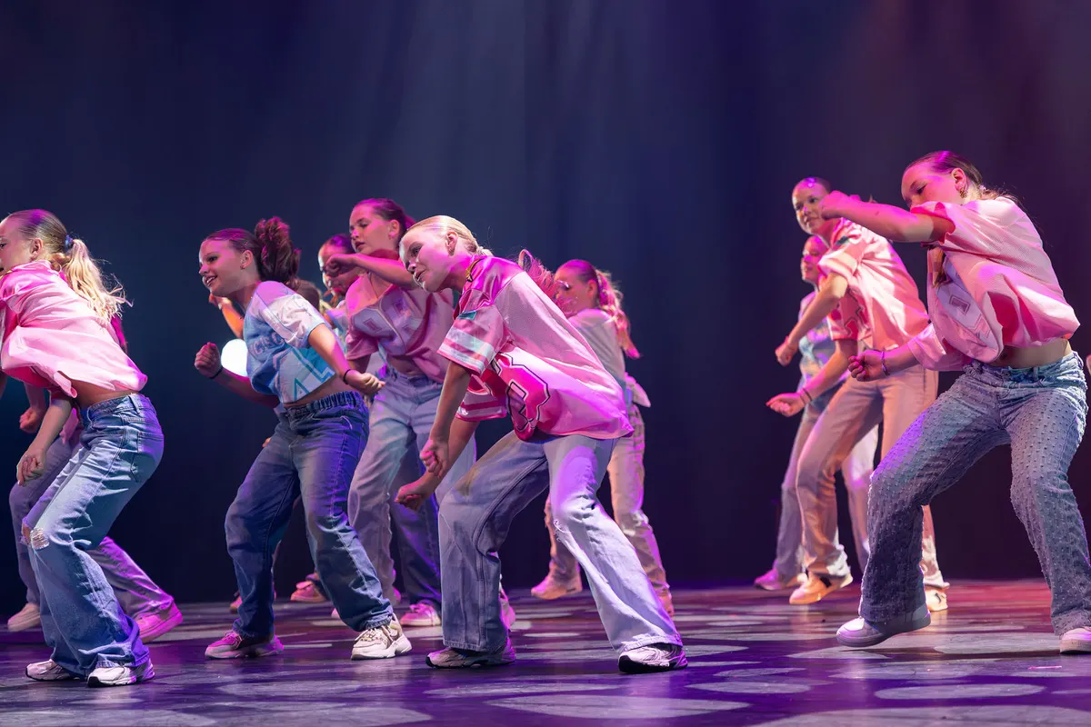 Leerlingen van Dansstudio Maaike dansen HipHop 9-12 jaar tijdens de eindvoorstelling The Magic of Dance in het Zaantheater