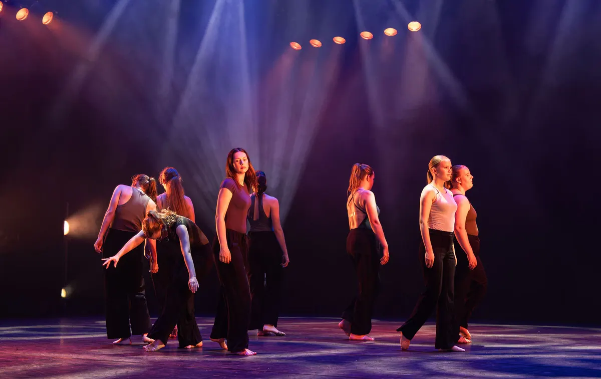 Leerlingen van Dansstudio Maaike dansen JazzModern 14+ tijdens de eindvoorstelling The Magic of Dance in het Zaantheater