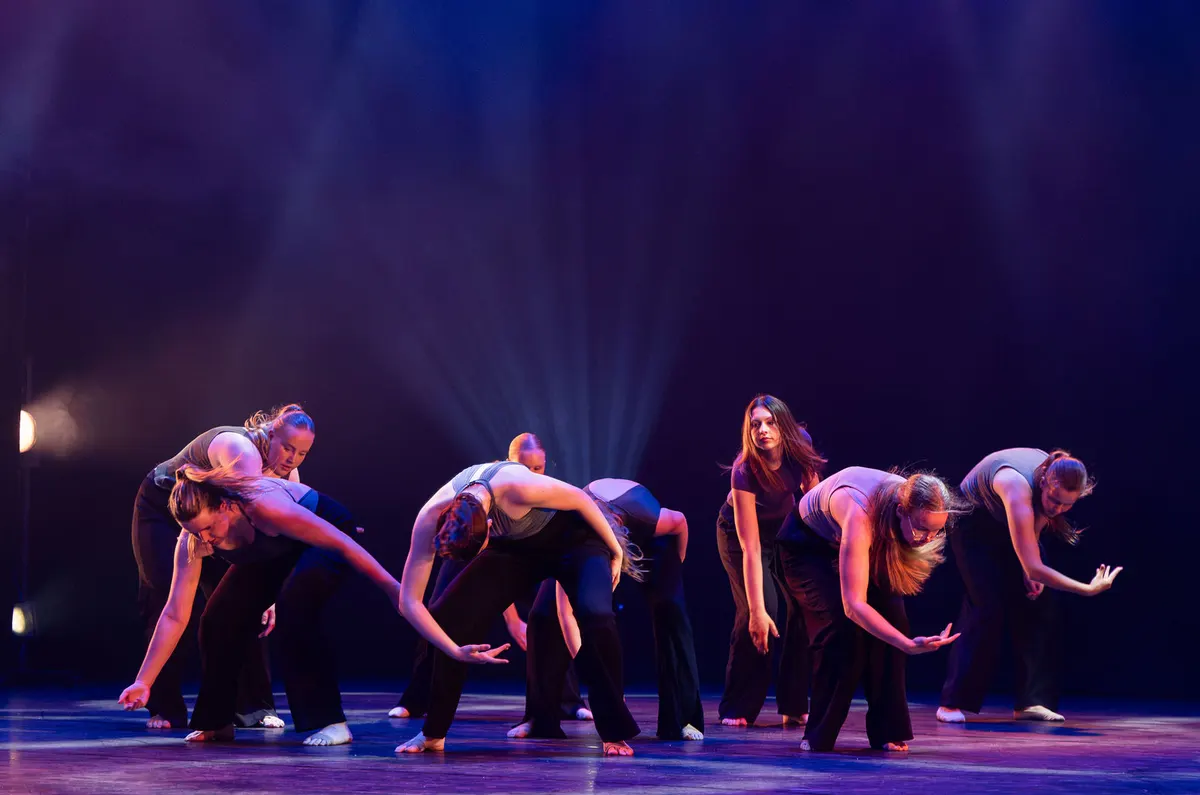 Leerlingen van Dansstudio Maaike dansen JazzModern 14+ tijdens de eindvoorstelling The Magic of Dance in het Zaantheater