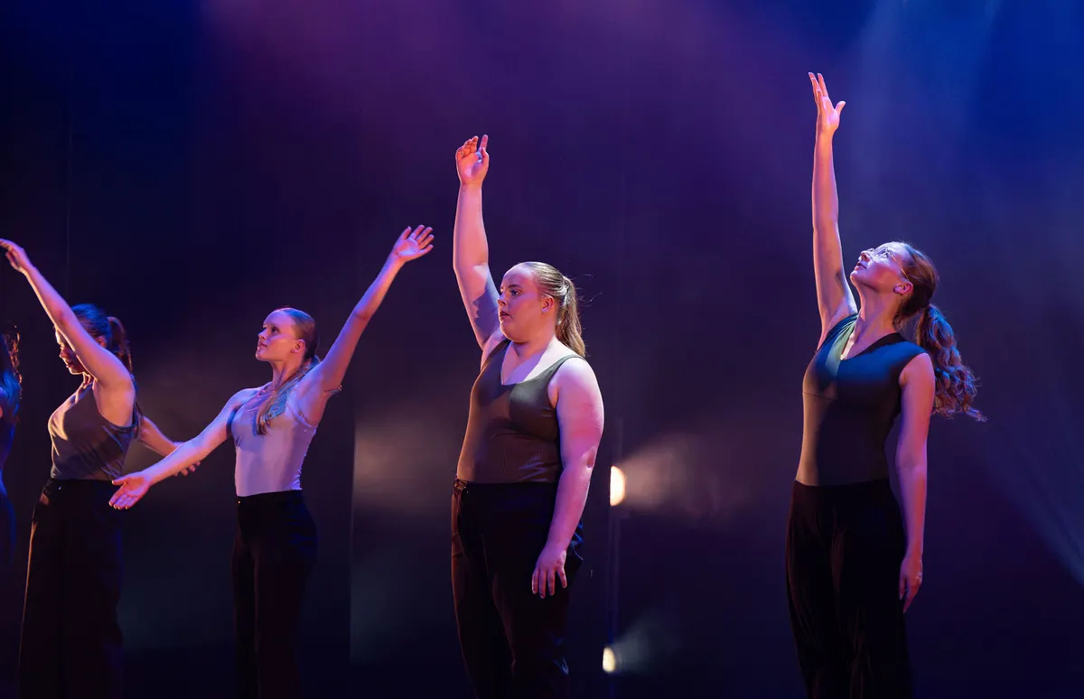 Leerlingen van Dansstudio Maaike dansen JazzModern 14+ tijdens de eindvoorstelling The Magic of Dance in het Zaantheater