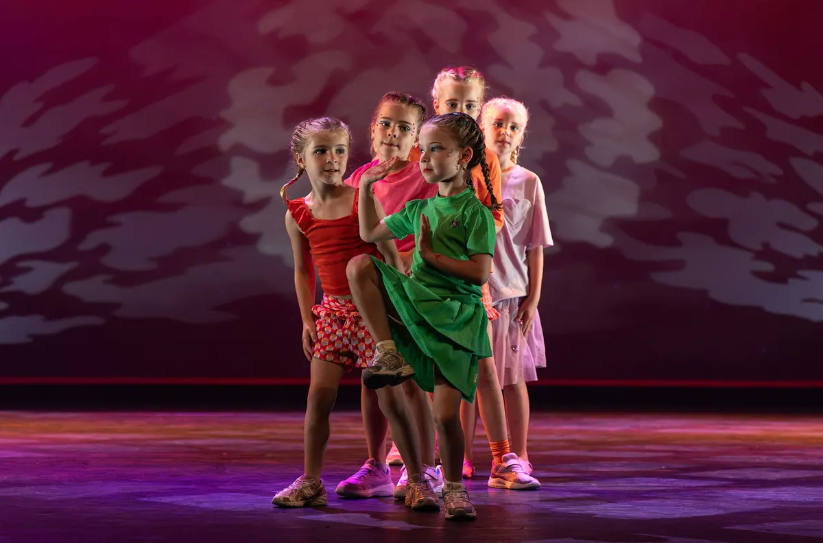 Leerlingen van Dansstudio Maaike dansen Kinderen voor Kinderen 6-9 jaar tijdens de eindvoorstelling The Magic of Dance in het Zaantheater