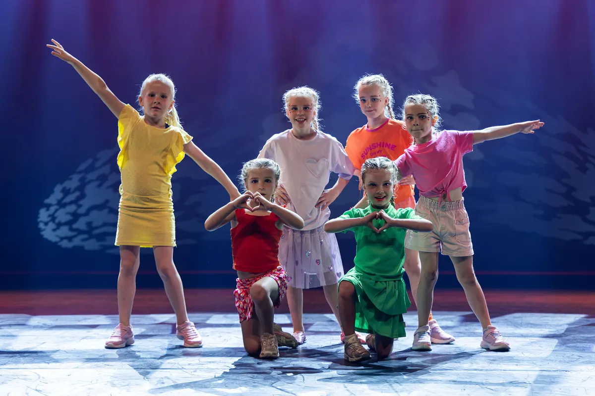 Leerlingen van Dansstudio Maaike dansen Kinderen voor Kinderen 6-9 jaar tijdens de eindvoorstelling The Magic of Dance in het Zaantheater