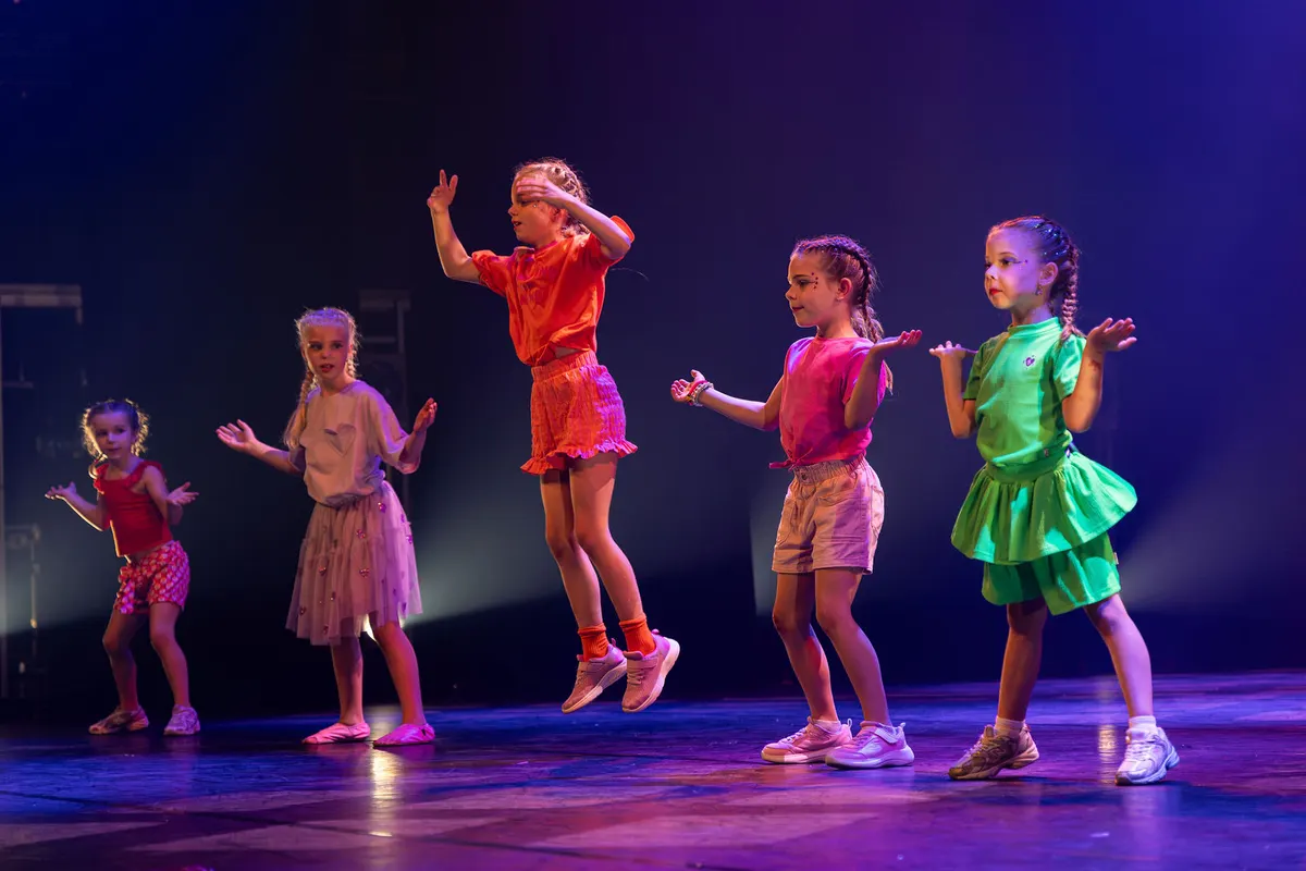 Leerlingen van Dansstudio Maaike dansen Kinderen voor Kinderen 6-9 jaar tijdens de eindvoorstelling The Magic of Dance in het Zaantheater