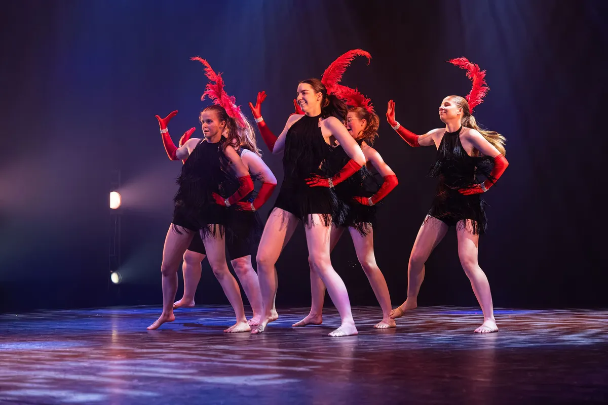 Leerlingen van Dansstudio Maaike dansen PopShowMusical 15+ tijdens de eindvoorstelling The Magic of Dance in het Zaantheater