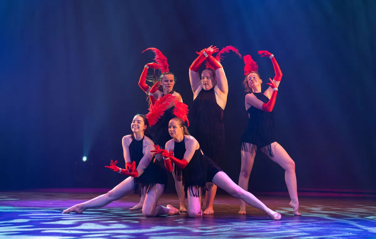 Leerlingen van Dansstudio Maaike dansen PopShowMusical 15+ tijdens de eindvoorstelling The Magic of Dance in het Zaantheater