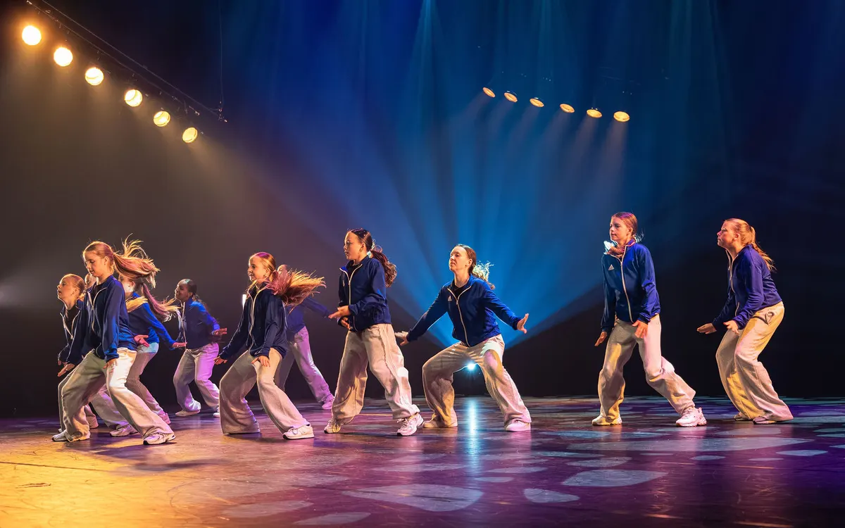 Leerlingen van Dansstudio Maaike dansen Demoteam klein tijdens de eindvoorstelling The Magic of Dance in het Zaantheater