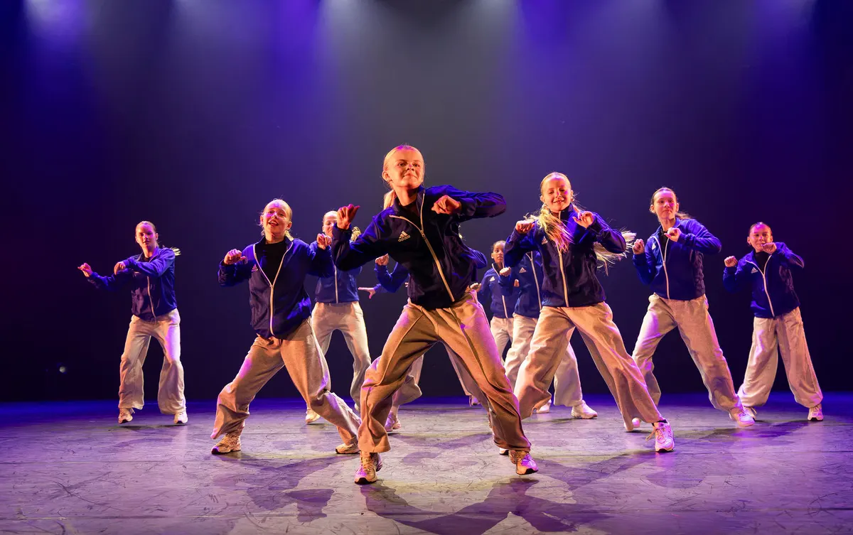 Leerlingen van Dansstudio Maaike dansen Demoteam klein tijdens de eindvoorstelling The Magic of Dance in het Zaantheater