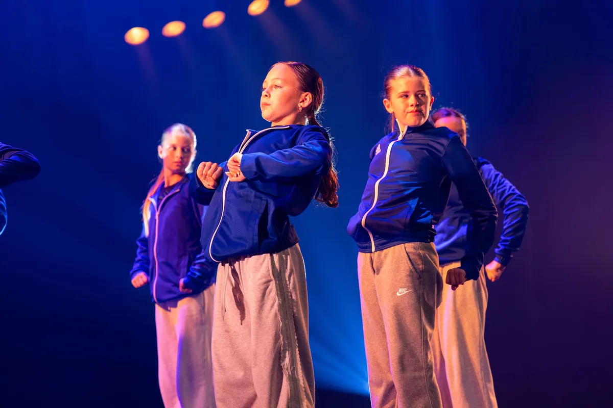Leerlingen van Dansstudio Maaike dansen Demoteam klein tijdens de eindvoorstelling The Magic of Dance in het Zaantheater