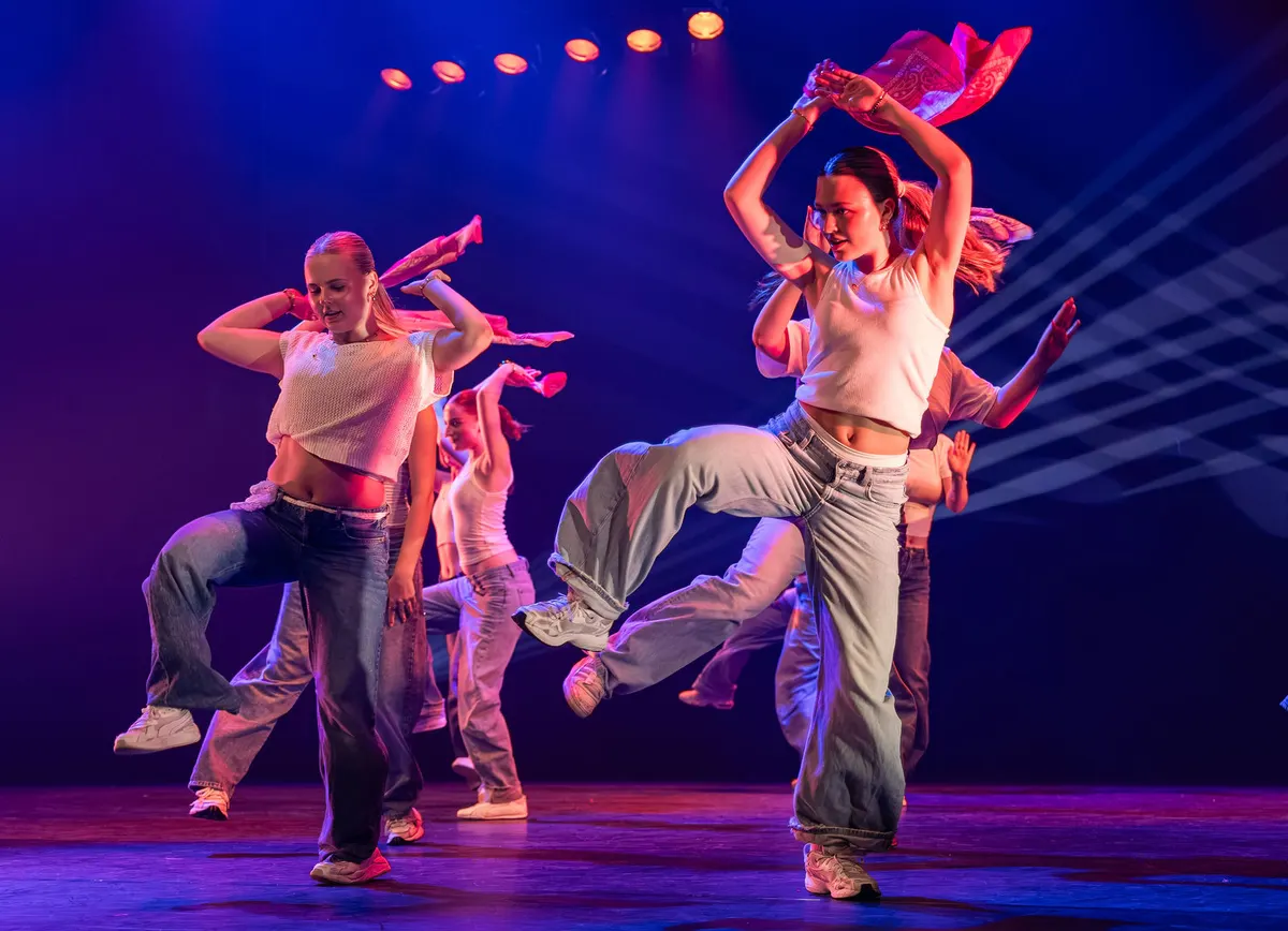 Leerlingen van Dansstudio Maaike dansen Dancehall 16+ tijdens de eindvoorstelling The Magic of Dance in het Zaantheater