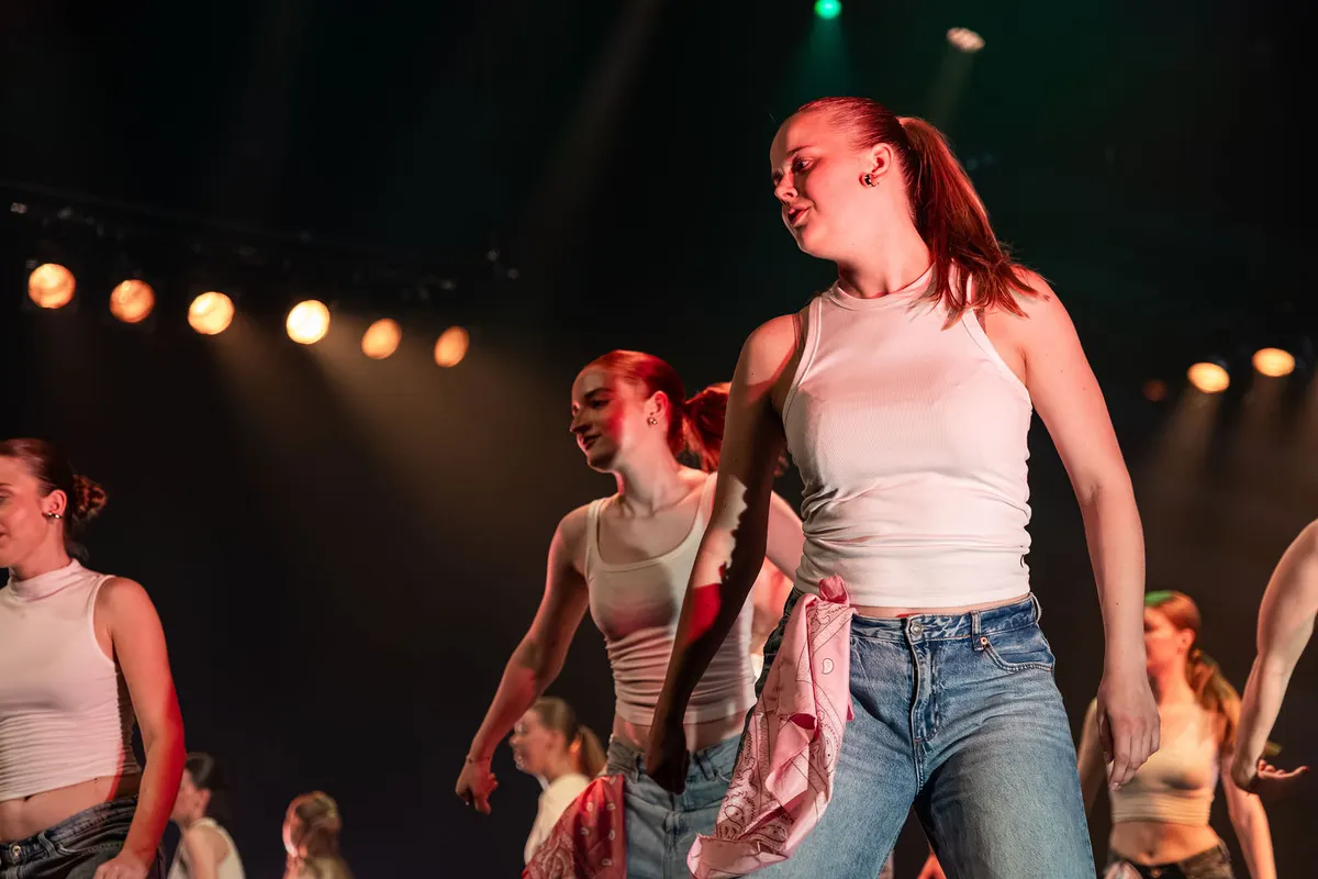 Leerlingen van Dansstudio Maaike dansen Dancehall 16+ tijdens de eindvoorstelling The Magic of Dance in het Zaantheater