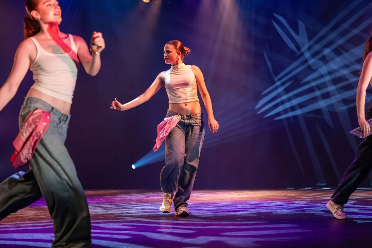 Leerlingen van Dansstudio Maaike dansen Dancehall 16+ tijdens de eindvoorstelling The Magic of Dance in het Zaantheater