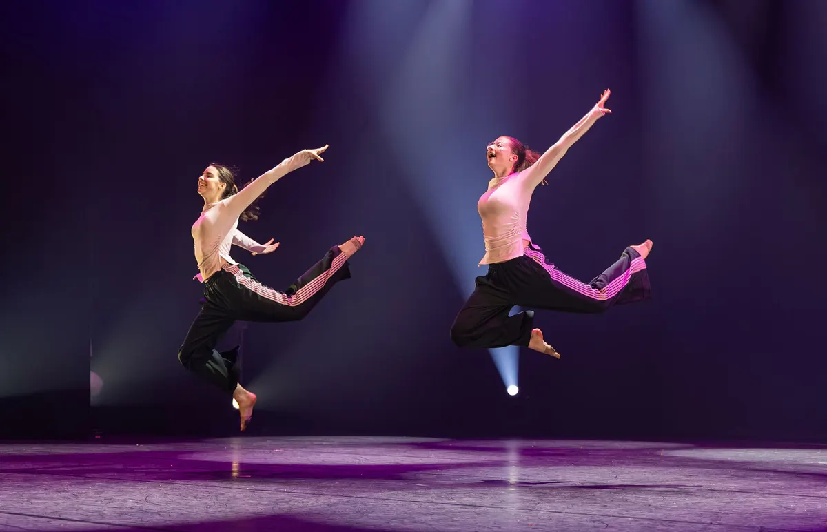 Leerlingen van Dansstudio Maaike dansen Duo Amy & Elin tijdens de eindvoorstelling The Magic of Dance in het Zaantheater