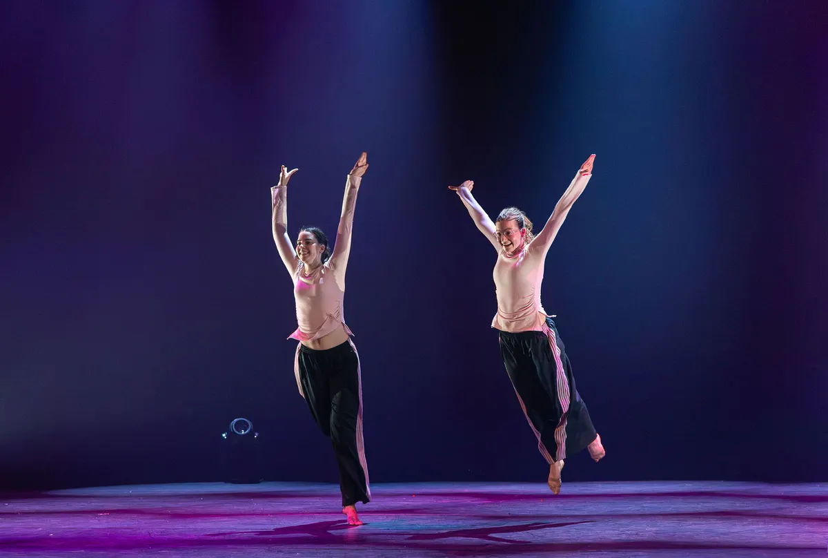 Leerlingen van Dansstudio Maaike dansen Duo Amy & Elin tijdens de eindvoorstelling The Magic of Dance in het Zaantheater