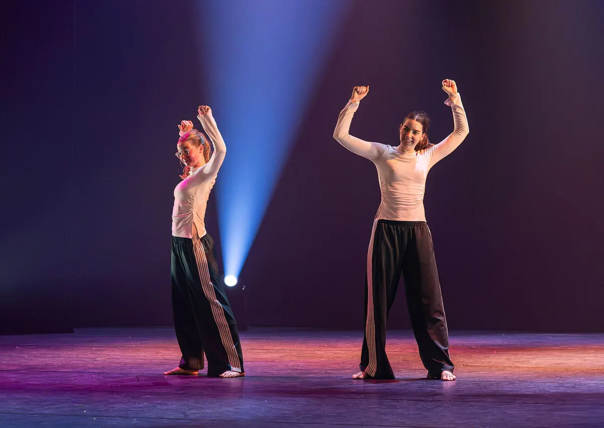 Leerlingen van Dansstudio Maaike dansen Duo Amy & Elin tijdens de eindvoorstelling The Magic of Dance in het Zaantheater