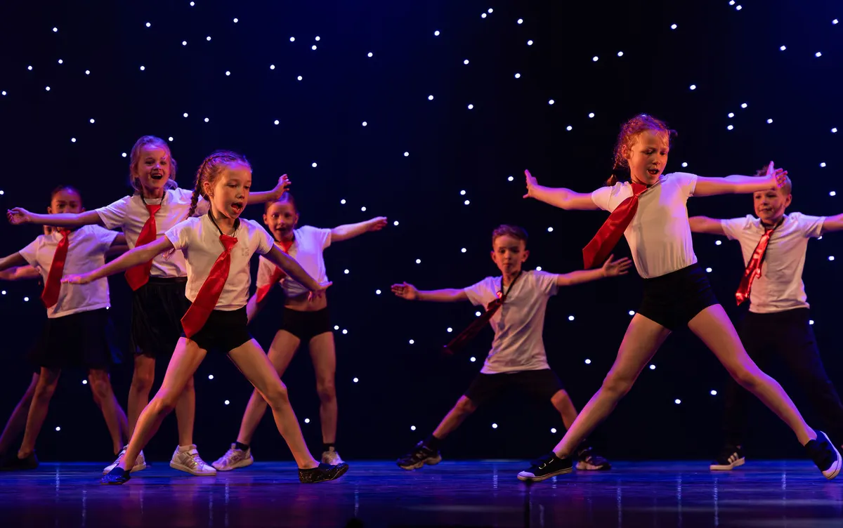 Leerlingen van Dansstudio Maaike dansen Streetdance 6-9 jaar tijdens de eindvoorstelling The Magic of Dance in het Zaantheater