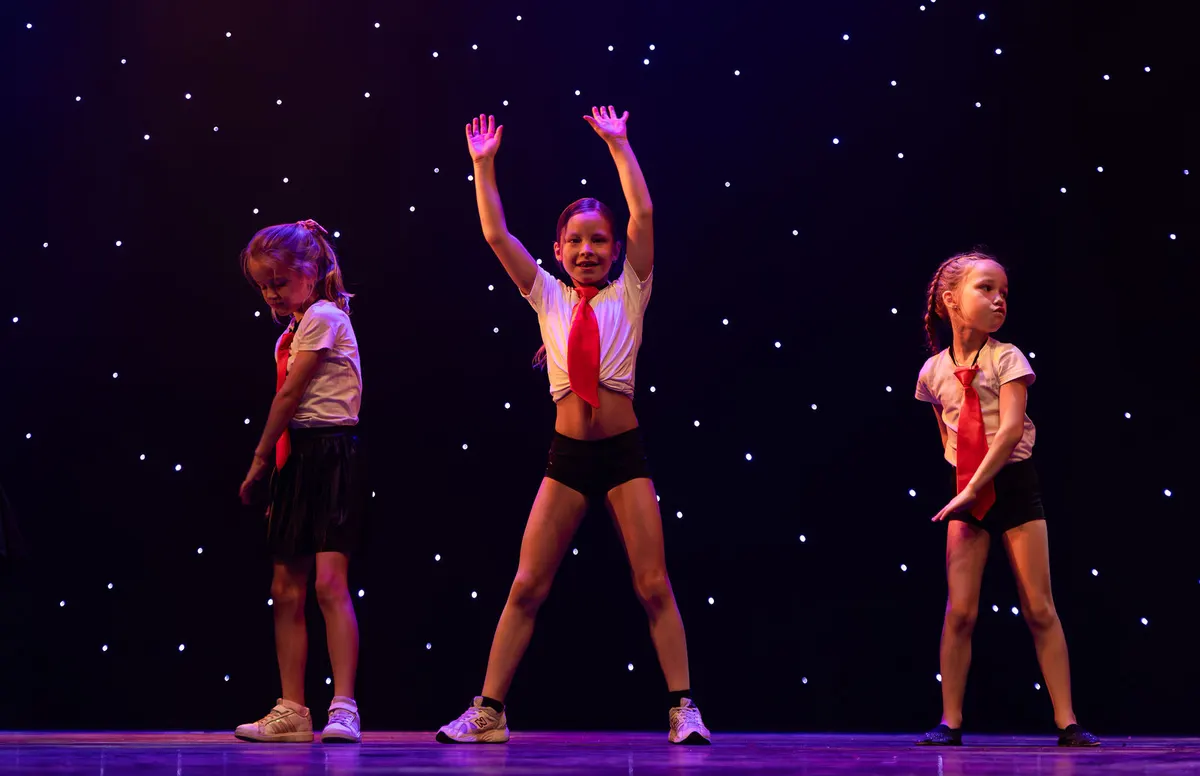 Leerlingen van Dansstudio Maaike dansen Streetdance 6-9 jaar tijdens de eindvoorstelling The Magic of Dance in het Zaantheater