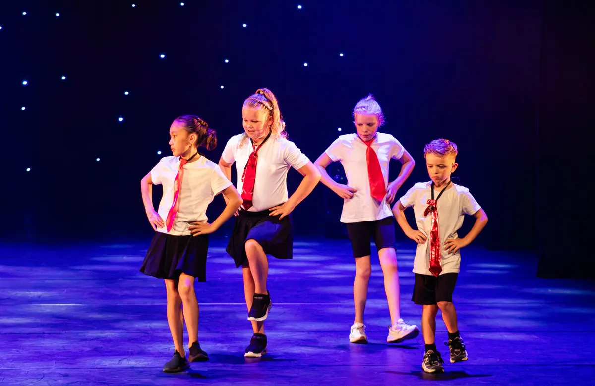 Leerlingen van Dansstudio Maaike dansen Streetdance 6-9 jaar tijdens de eindvoorstelling The Magic of Dance in het Zaantheater