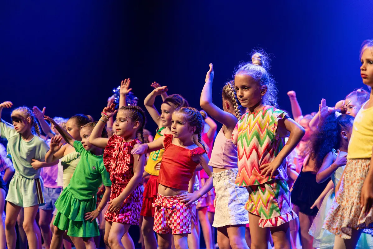 Leerlingen van Dansstudio Maaike dansen Kinderen voor Kinderen groepsdans tijdens de eindvoorstelling The Magic of Dance in het Zaantheater