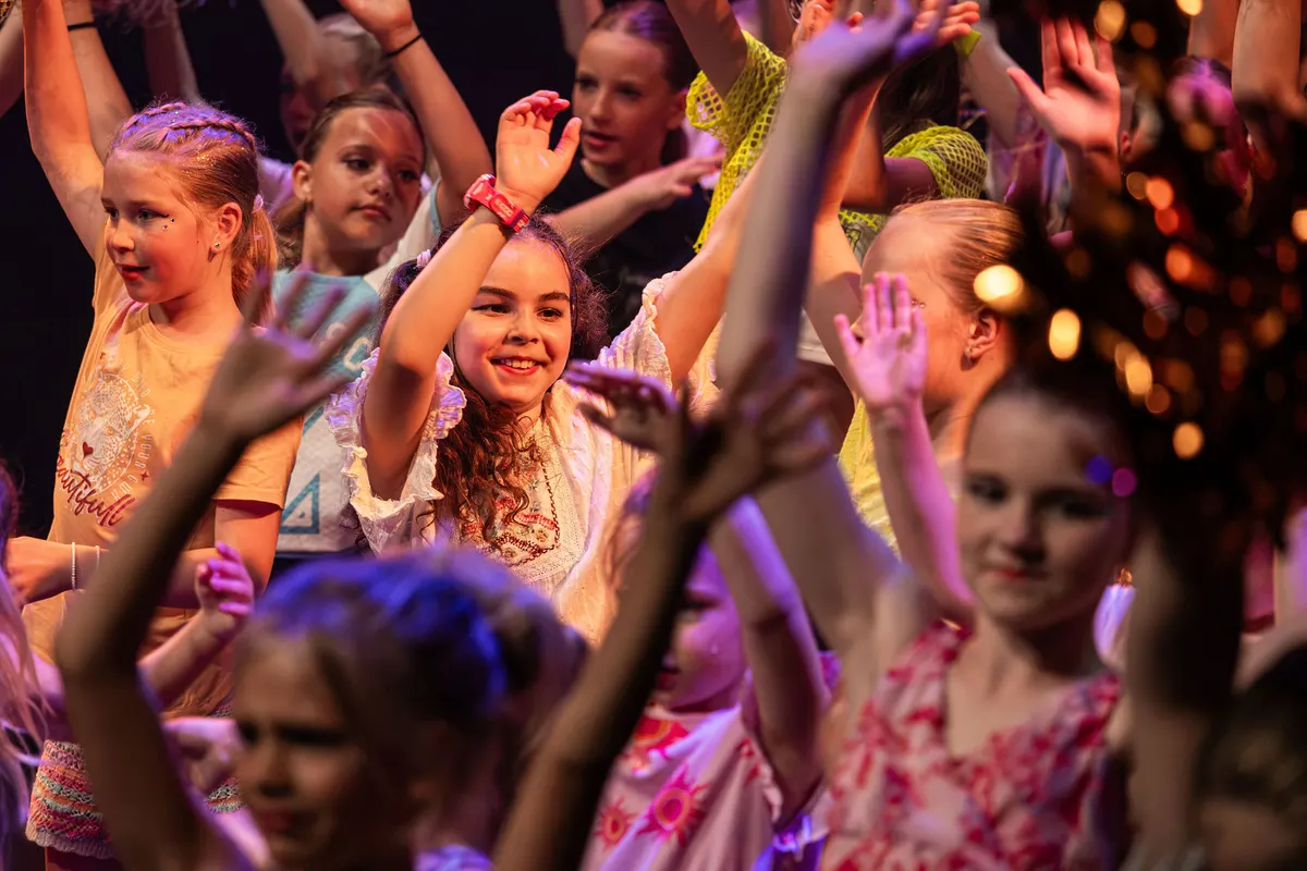 Leerlingen van Dansstudio Maaike dansen Kinderen voor Kinderen groepsdans tijdens de eindvoorstelling The Magic of Dance in het Zaantheater