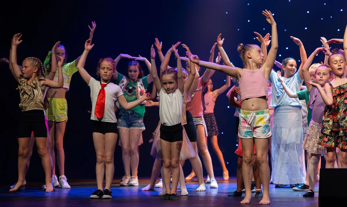 Leerlingen van Dansstudio Maaike dansen Kinderen voor Kinderen groepsdans tijdens de eindvoorstelling The Magic of Dance in het Zaantheater