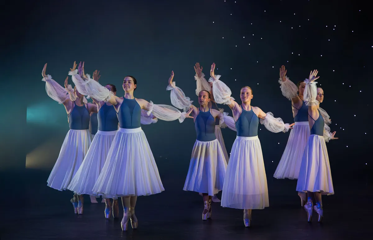 Leerlingen van Dansstudio Maaike dansen Klassiek Ballet 16+ tijdens de eindvoorstelling The Magic of Dance in het Zaantheater