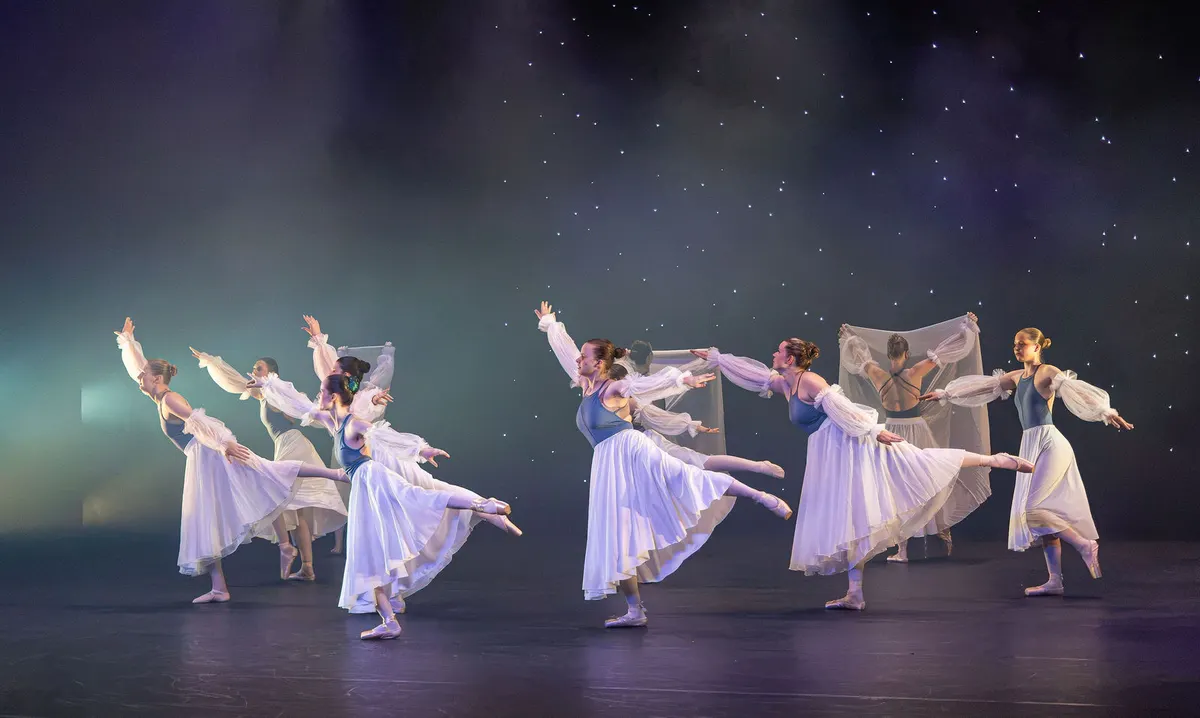 Leerlingen van Dansstudio Maaike dansen Klassiek Ballet 16+ tijdens de eindvoorstelling The Magic of Dance in het Zaantheater