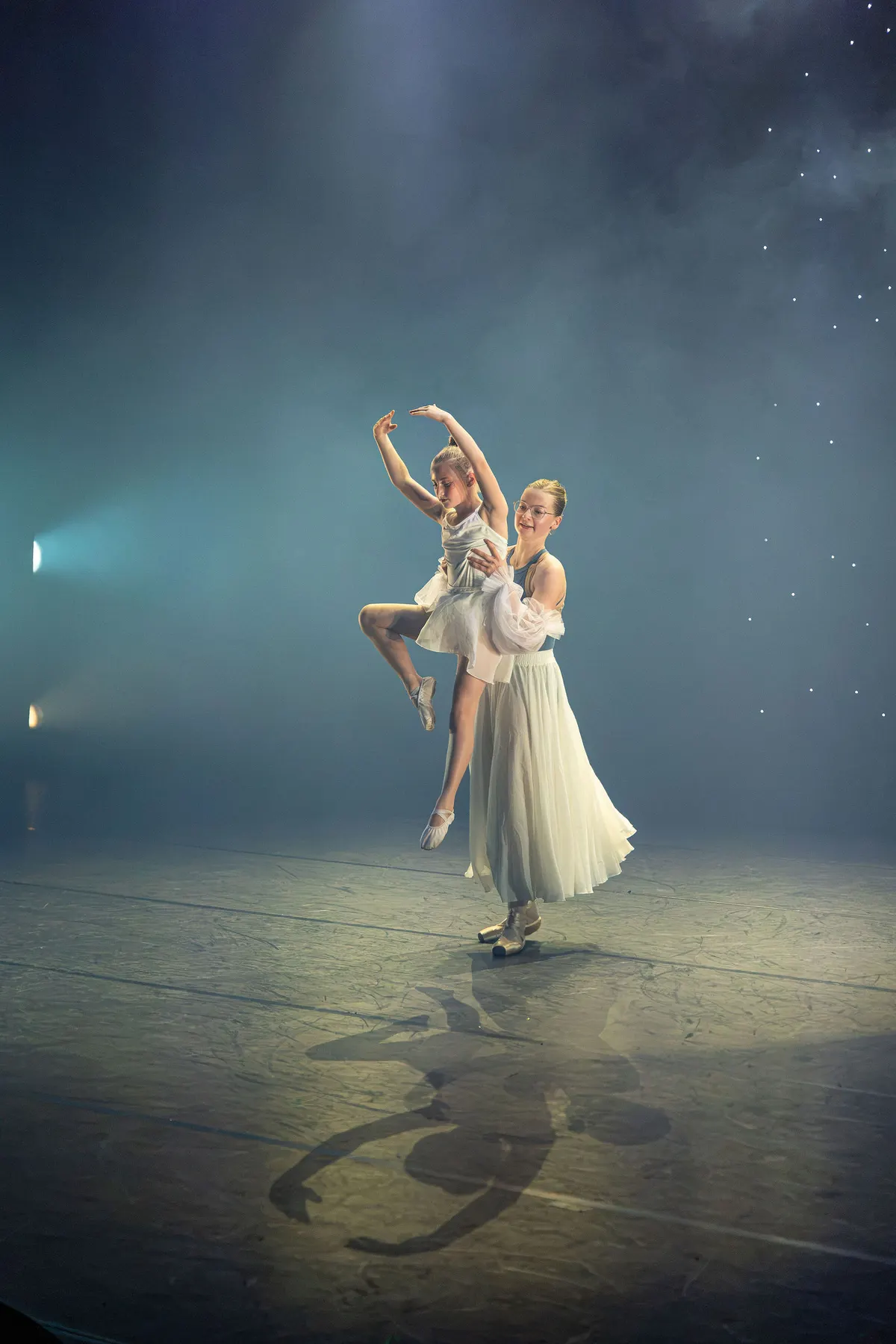 Leerlingen van Dansstudio Maaike dansen Klassiek Ballet 16+ tijdens de eindvoorstelling The Magic of Dance in het Zaantheater