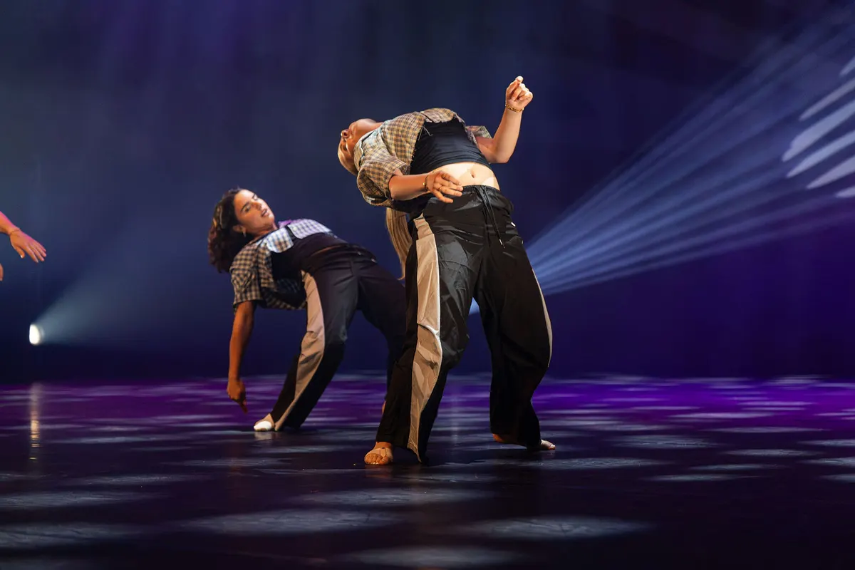 Leerlingen van Dansstudio Maaike dansen Elise, Lot & Lienne tijdens de eindvoorstelling The Magic of Dance in het Zaantheater