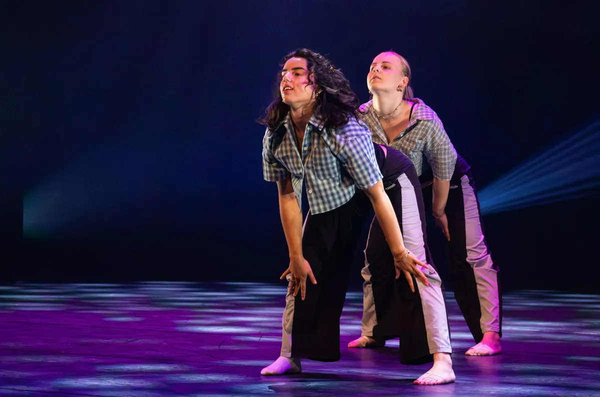 Leerlingen van Dansstudio Maaike dansen Elise, Lot & Lienne tijdens de eindvoorstelling The Magic of Dance in het Zaantheater