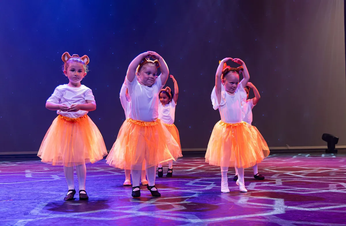Leerlingen van Dansstudio Maaike dansen Kleuter Ballet 4+ tijdens de eindvoorstelling The Magic of Dance in het Zaantheater